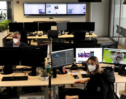 Christian Hümmeler (l.) und Swende Stratmann im Newsroom.