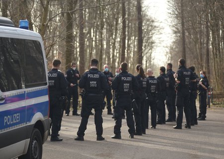 Polizisten besprechen sich Ende Februar im Stadtwald.