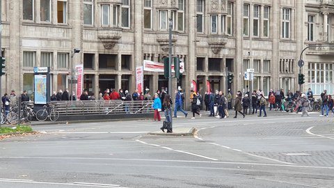 Lange Schlange vor dem Kölner Gesundheitsamt