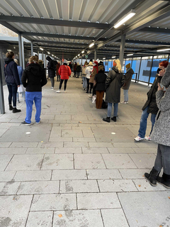 Lange Schlange vor dem Infektionsschutzzentrum an der Uniklinik