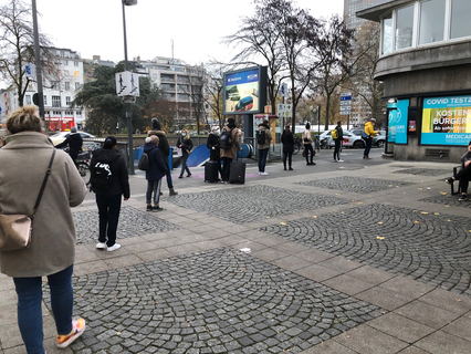 Schlange vor Testzentrum am Ebertplatz