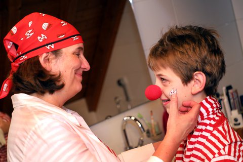 Piratin und Rot-Weiß-Jeck machen sich fertig für den großen Tag.