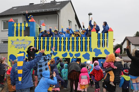 Mit großen Augen empfangen: der Chris-Di-Ro-Go-Festwagen am Kindergarten in Eikamp.