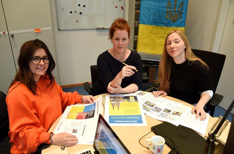 Arbeit an der Broschüre: Die ukrainische Übersetzerin Nadiia Khmelink (r.) mit Natalie Nothstein (l.), Pressesprecherin des Vereins Blau-Gelbes Kreuz und Sarah Brasack, stellvertretenden Chefredakteurin des „Kölner Stadt-Anzeiger“