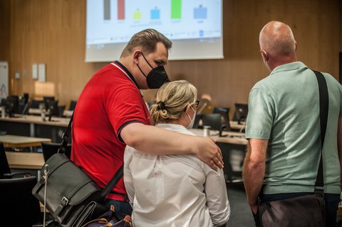 Trost für Ariane Koepke, auch wenn noch nicht alle Bezirke ausgezählt sind, wird sie das Direktmandat voraussichtlich knapp verfehlen.